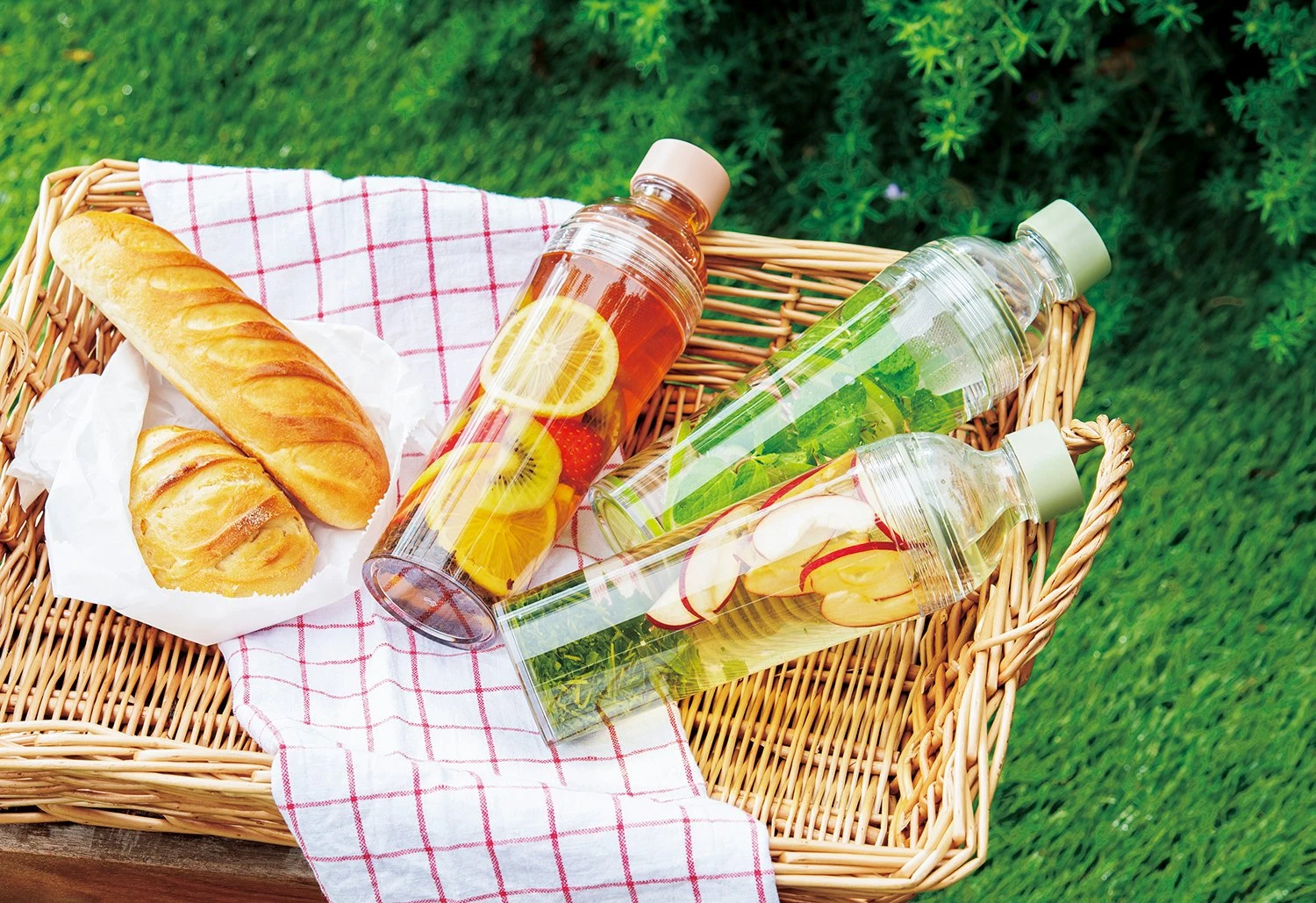 Hario Portable Tea Filter In Bottle 400ml (Smoky Green) 2 Hario Portable Tea Filter In Bottle 400ml (Smoky Green) - Image 2