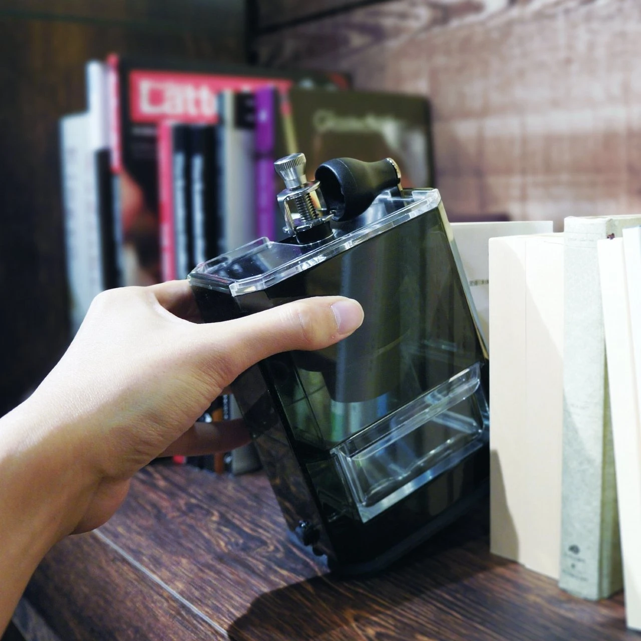 Hario Clear Acrylic Hand Coffee Grinder 4 Hario Clear Acrylic Hand Coffee Grinder - Image 4