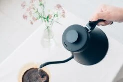Hario V60 Fit Drip Kettle Matte Black - 800ml -Hario VKF 120 MB lifestyle2 6d96a51a edb9 4c50 85b2 9ccf7a0f11d0